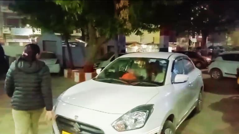 ड्राइवर ने पुलिस थाने में घुसाई कार, अंदर थे प्रेमी युगल फिर दोनों के बारे में ये पता चला UpTak