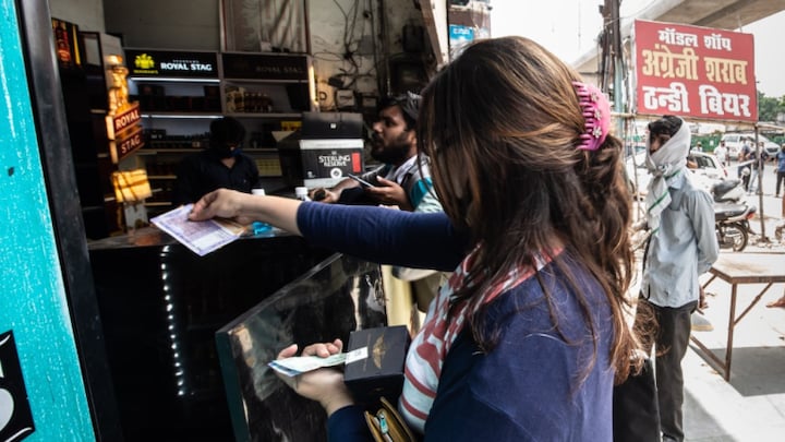 नोएडा के लोगों ने जमकर छलकाया जाम! 9 महीने में गटक गए 1308 करोड़ रुपये की शराब UP Tak