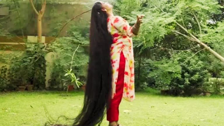 प्रयागराज की स्मिता ने 32 सालों से नहीं कटवाए हैं अपने बाल, जानें कितनी है इनकी लंबाई? UP Tak