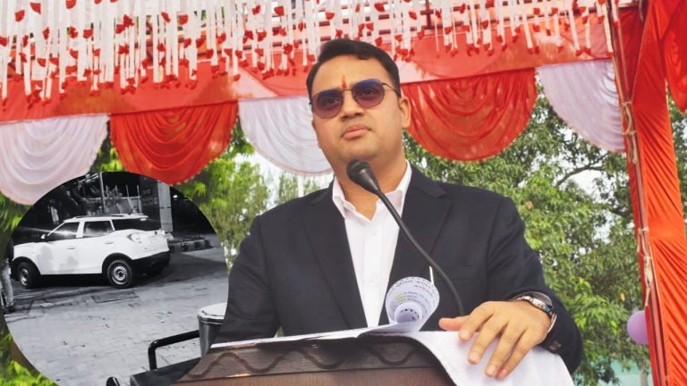 चित्रकूट में इटावा DM की कार में डाल दिया मिलावटी पेट्रोल? 100 मीटर चलने के बाद गाड़ी रुकी UP Tak