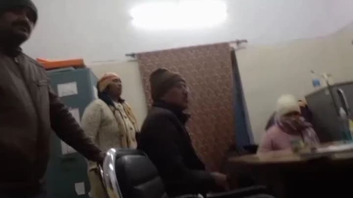 बरेली: इस मामले में काम करने के लिए किसान से रिश्वत लेते महिला लेखपाल अरेस्ट UP Tak