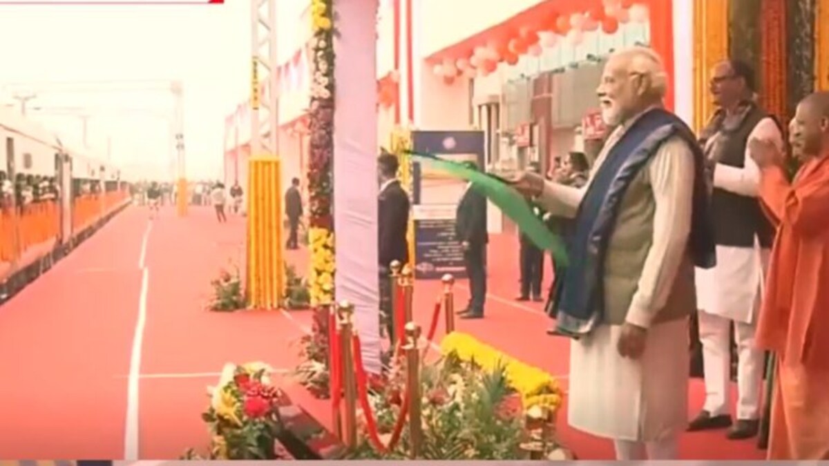 मोदी का अयोध्या दौरा: पीएम ने अमृत भारत ट्रेन को दिखाई हरी झंडी, जानें अब तक क्या-क्या हुआ UP Tak