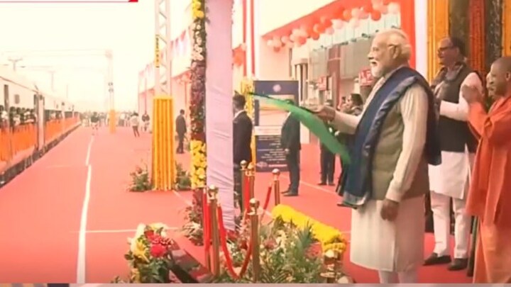 मोदी का अयोध्या दौरा: पीएम ने अमृत भारत ट्रेन को दिखाई हरी झंडी, जानें अब तक क्या-क्या हुआ UP Tak