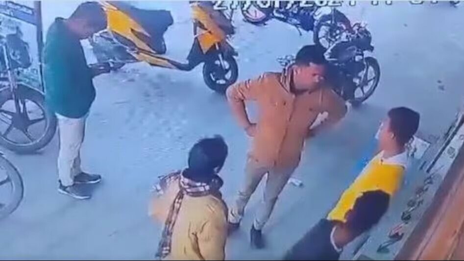 सपने में आकर मुझे परेशान करता है...ये कहते हुए सिपाही ने दुकानदार पर की थप्पड़ों की बारिश UP Tak