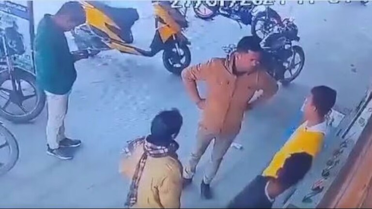 सपने में आकर मुझे परेशान करता है...ये कहते हुए सिपाही ने दुकानदार पर की थप्पड़ों की बारिश UP Tak