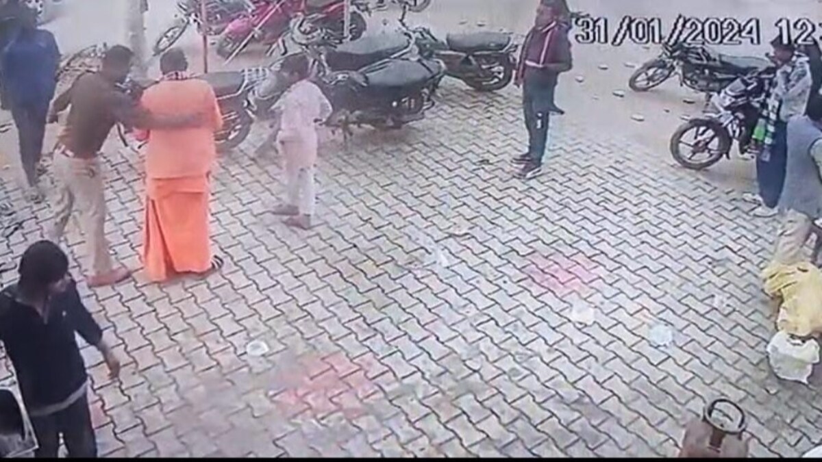 ग्रेटर नोएडा: मंदिर में हो रही पूजा को पुलिस ने जबरन रोका? महंत के साथ अभद्रता का आरोप Greater Noida News