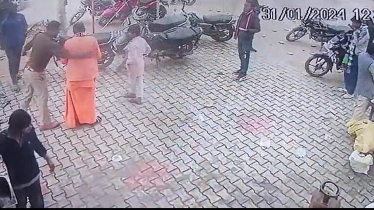 ग्रेटर नोएडा: मंदिर में हो रही पूजा को पुलिस ने जबरन रोका? महंत के साथ अभद्रता का आरोप Greater Noida News