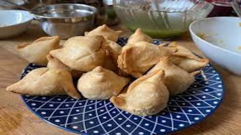 नोएडा : न्यू ईयर पार्टी में खाने से बीमार हुए 20 टीचर, समोसे में निकला जहरीला कीड़ा UP Tak