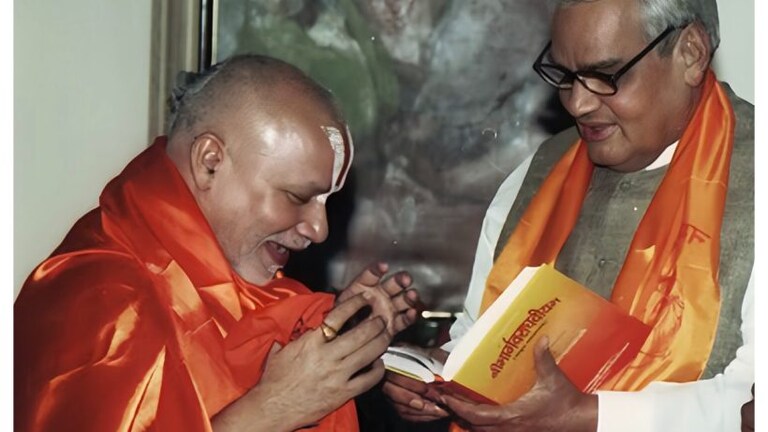जब रामभद्राचार्य को इंदिरा गांधी ने दिया आंखें बनवाने का प्रस्ताव, फिर मिला ये जवाब UP Tak