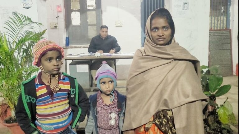 साबरमती एक्सप्रेस में पति के शव के साथ 13 घंटे तक सफर करती रही पत्नी, झांसी का ये केस चौंकाऊ है UP Tak