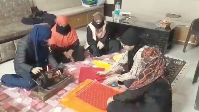 अयोध्या राम मंदिर के लिए रामलला के वस्त्र तैयार कर रहीं बरेली की 3 तलाक पीड़ित मुस्लिम महिलाएं UP Tak