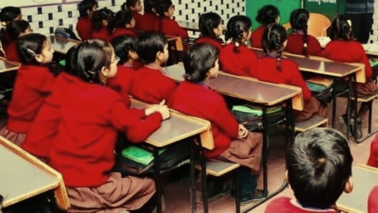 कड़कती सर्दी के चलते बच्चों को मिली बड़ी राहत, नोएडा में इस तारीख तक बंद हुए सारे स्कूल UP Tak