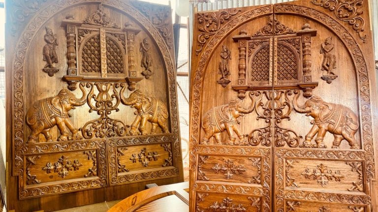 Ram Mandir: राम मंदिर में भव्य सोने की परत चढ़े लकड़ी के दरवाजे लगने शुरू UP Tak