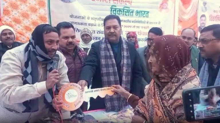 PM आवास के लिए दिए 30,000 रुपये! BJP सांसद के सामने ही बुजुर्ग महिला ने खोली रिश्वतखोरी की पोल Budaun News