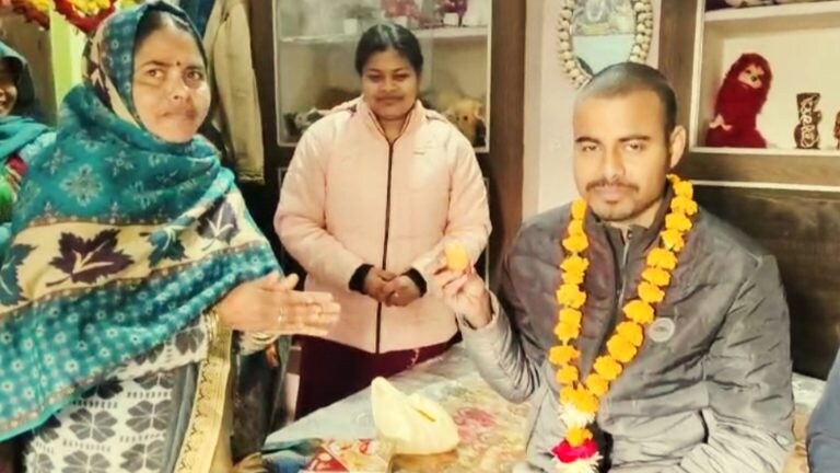 PCS इंटरव्यू से एक दिन पहले हुई आनंद के पिता की मौत, अब रिजल्ट आया तो मां का हुआ रोकर बुरा हाल Banda