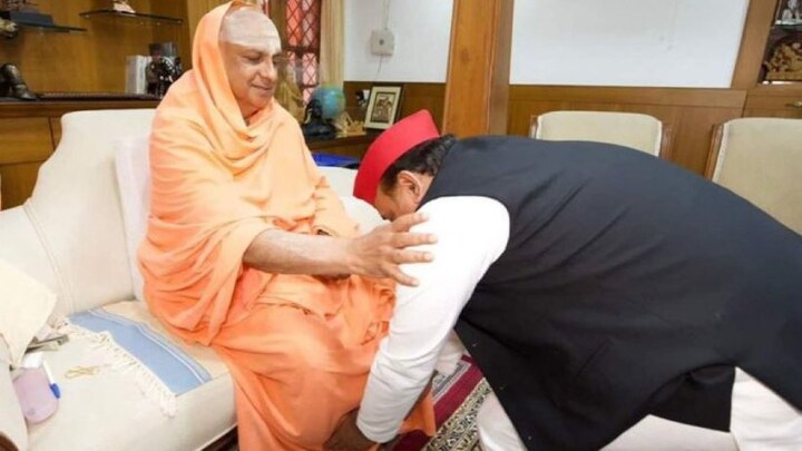 अखिलेश यादव ने जिन बाबा का पैर छूकर लिया आशीर्वाद, जानिए वो कौन हैं? UP Tak