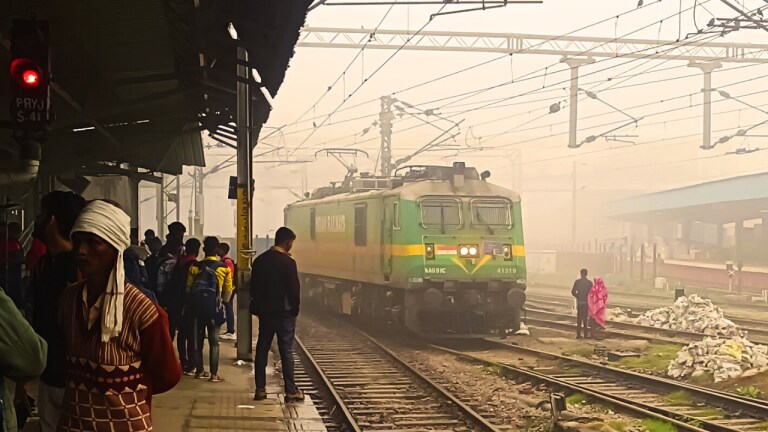 कोहरे के चलते फरवरी 2023 तक प्रभावित रहेंगी यह ट्रेनें, सफर करने से पहले देखें पूरी लिस्ट UP Tak