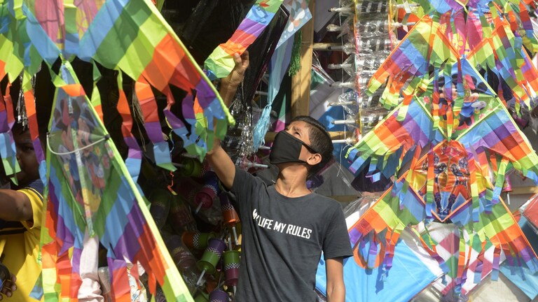 Makar Sankranti 2024 : मकर संक्रांति की सही तारीख क्या है? 77 वर्षो बाद बन रहा है ये खास संयोग Kite shops