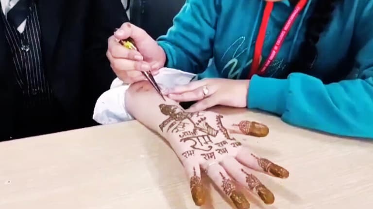 मुस्लिम छात्राओं के हाथ में मेहंदी से लिखा गया श्री राम, जमीयत के नेता बोले- वो नमाज कैसी पढेंगी UP Tak