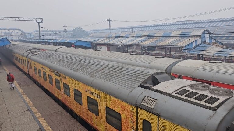 घने कोहरे ने थामी ट्रेनों की रफ्तार, 5 से 8 घंटे की देरी से चल रहीं ये खास ट्रेनें UP Tak
