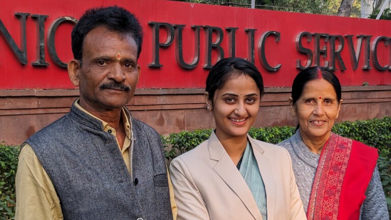 बच्चों के भविष्य के लिए किसान पिता ने छोड़ा घर परिवार, बेटी ने पहले प्रयास में क्रैक की UPSC UP Tak