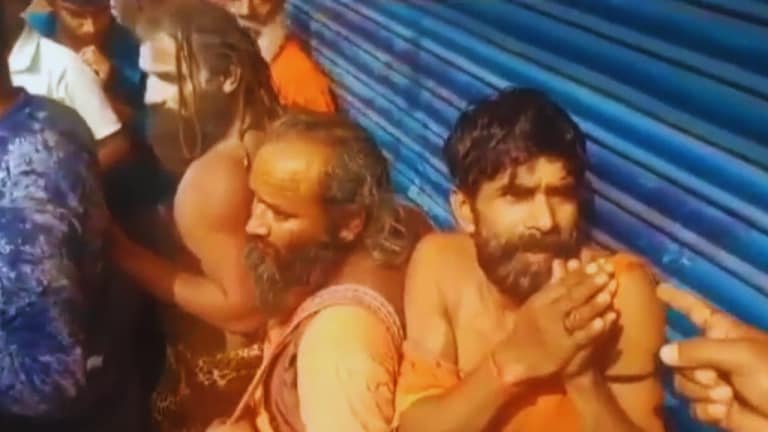 यूपी के तीन साधुओं की भीड़ ने पश्चिम बंगाल में की पिटाई, पुलिस ने ऐसे बचाई जान UP Tak