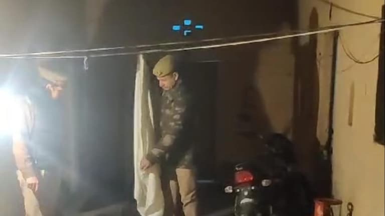 ग्रेटर नोएडा: कमरे में पड़े थे परिवार के 4 लोगों के शव, पुलिस ने गेट खोल ये महसूस किया तो चौंक गई Noida