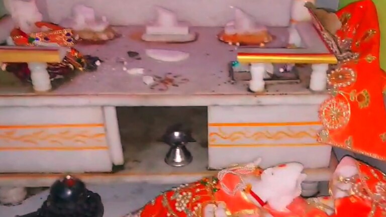 लखीमपुर खीरी: मंदिर में रखी मां सीता-श्रीराम की मूर्तियां थी खंडित, CCTV कैमरा देख सभी चौंके Lakhimpur Kheri