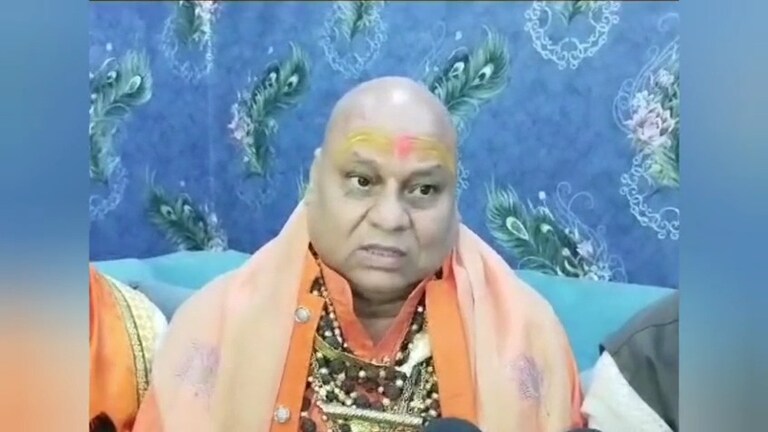 'जब तक योगी जी पीएम नहीं बनेंगे, नंगे पैर रहूंगा', कानपुर वाले गोल्डन बाबा ने किया बड़ा ऐलान Kanpur Golden Baba