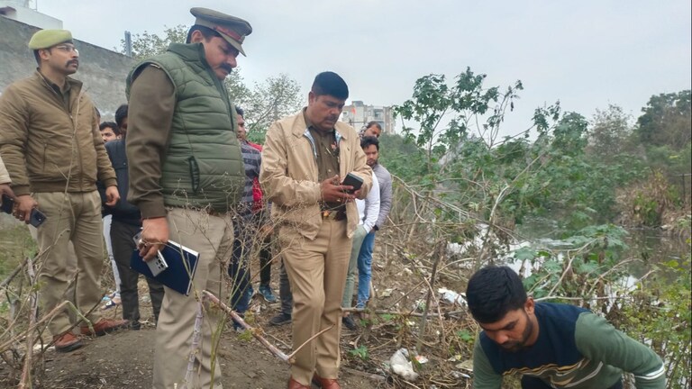 नोएडा: क्रिकेट खेलते समय नो बॉल को लेकर हो गया झगड़ा, तीन दोस्तों ने मिलकर की युवक की हत्या UP Tak