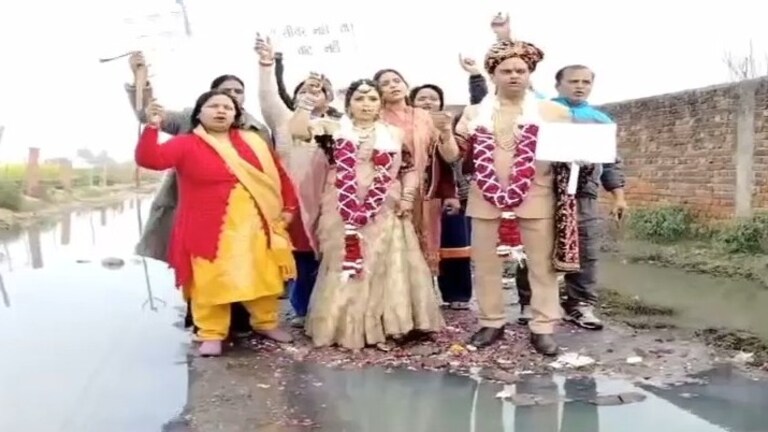 आगरा: कपल ने गंदे पानी और कीचड़ भरी सड़क पर खड़े होकर मनाई अपनी शादी की सालगिरह, अखिलेश ने कही ये बात Agra News