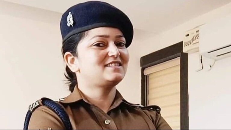 कौन हैं डिप्टी एसपी श्रेष्ठा ठाकुर, जिनके पूर्व पति ने फर्जी IRS अधिकारी बन रचाई शादी और लाखों रुपये की धोखाधड़ी की Shrestha Thakur