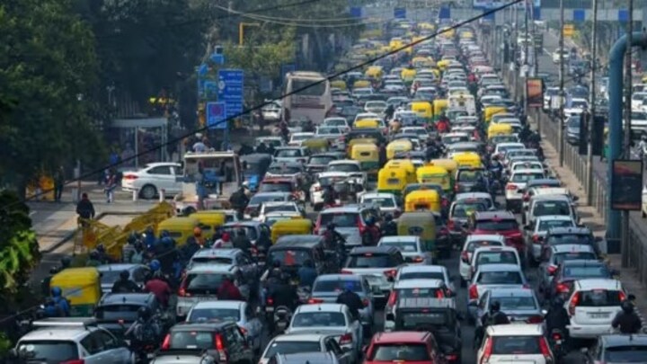 किसानों के दिल्ली कूच के एलान के चलते नोएडा में मालवाहक गाड़ियों की रहेगी नो एंट्री, पढ़ें ट्रैफिक एडवाइजरी UP Tak