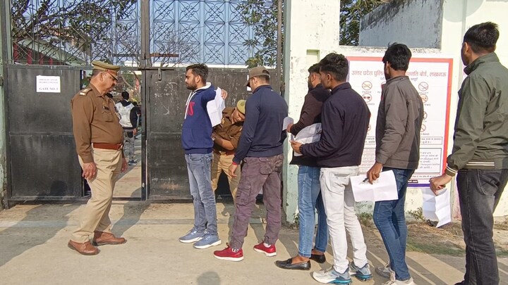 UP Police Constable Recruitment: क्या पुलिस भर्ती पेपर लीक हो गया? ज्यों हुआ ये ट्वीट UP Police ने फैक्ट चेक कर दिया UP Tak