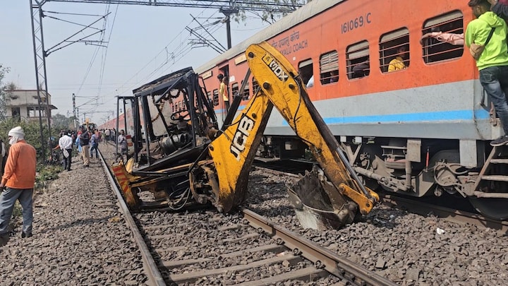 चंदौली में टला बड़ा रेल हादसा, बुलडोजर से टकराई लोकमान्य तिलक एक्सप्रेस UP Tak