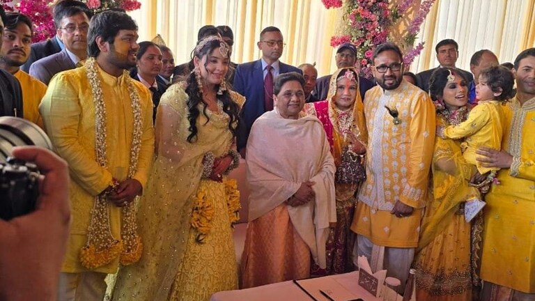 बसपा विधायक के बेटे की शादी में पहुंचीं मायावती, दूल्हा-दुल्हन को दिया आर्शीवाद UP Tak