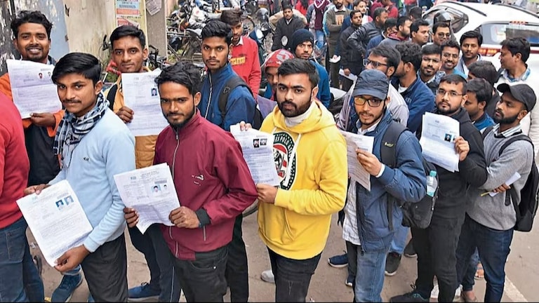 यूपी पुलिस सिपाही भर्ती का पेपर हो गया है लीक? UPPPRB ने अब दी बड़ी प्रतिक्रिया, जानें क्या कहा UP Police Constable Recruitment
