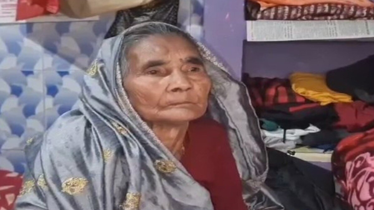 आगरा में रोटी वाली अम्मा अब खुद रोटी के लिए मोहताज! वृद्धा की उजड़ी दुकान, कहानी है इमोशनल UP Tak