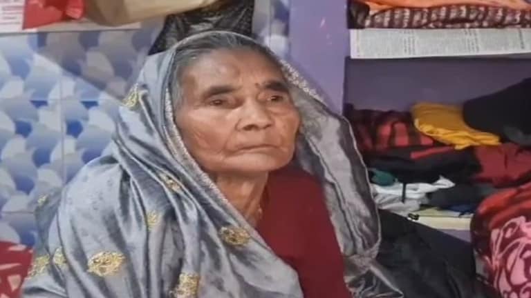 आगरा में रोटी वाली अम्मा अब खुद रोटी के लिए मोहताज! वृद्धा की उजड़ी दुकान, कहानी है इमोशनल UP Tak