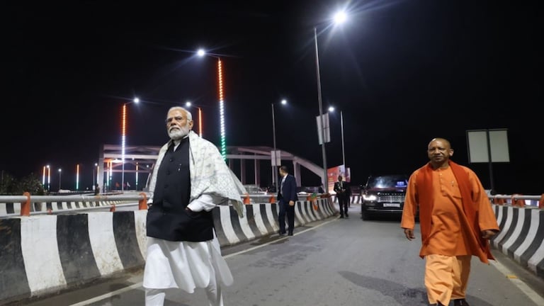 'दो लोगों के बीच दो गज की दूरी वाला नियम अभी भी लागू है क्या?' PM मोदी-CM योगी की फोटो पर अखिलेश ने लिए मजे UP Tak