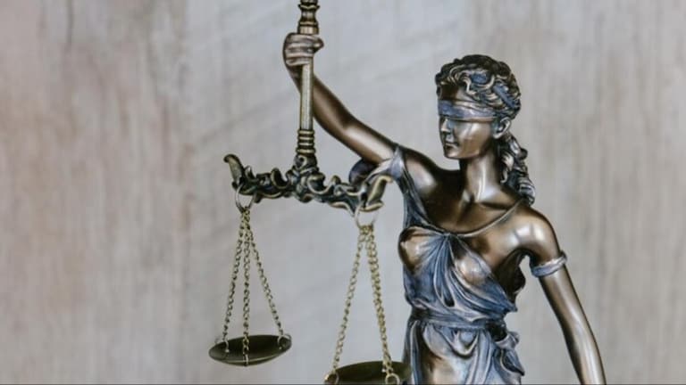 हाईकोर्ट ने AU के 3 प्रोफेसरों पर लगा SC-ST केस किया रद्द, महिला शिक्षिक पर लिया ये सख्त एक्शन Allahabad High court