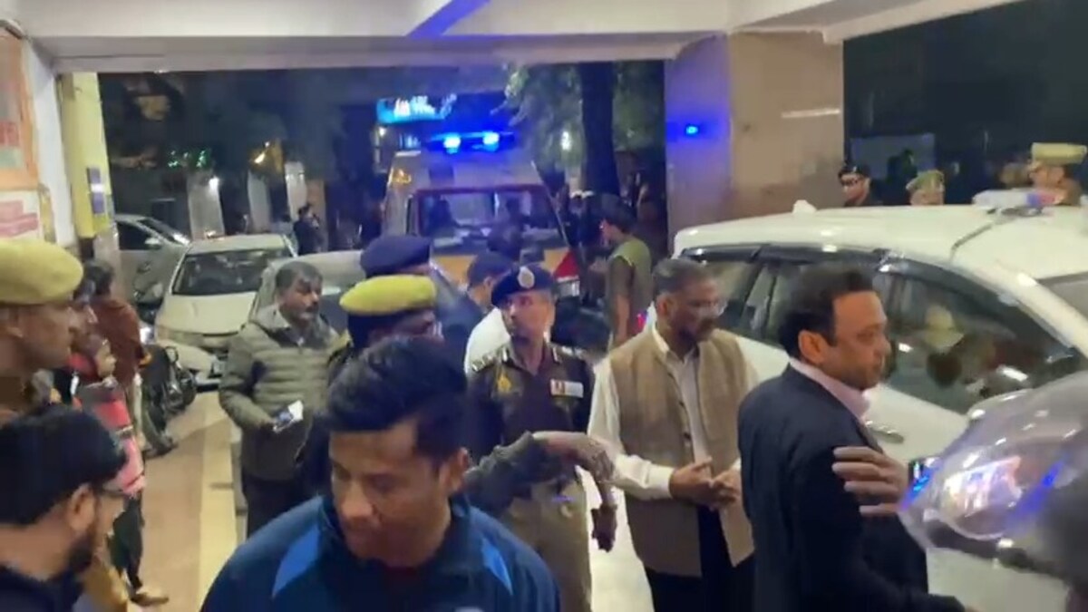सीएम योगी के फ्लीट के आगे चलने वाली गाड़ी पलटी, पुलिसवाले हुए घायल, जानें कैसे हुआ हादसा UP Tak