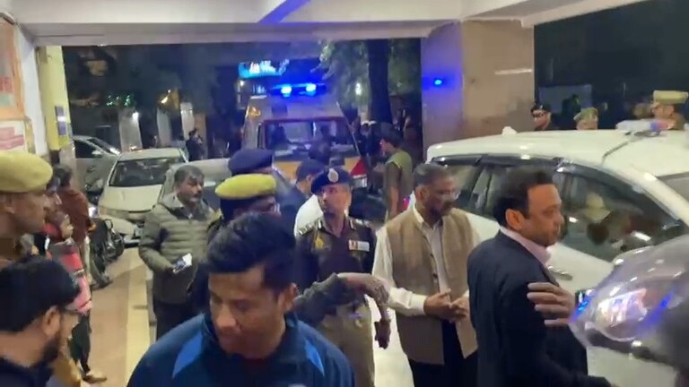 सीएम योगी के फ्लीट के आगे चलने वाली गाड़ी पलटी, पुलिसवाले हुए घायल, जानें कैसे हुआ हादसा UP Tak