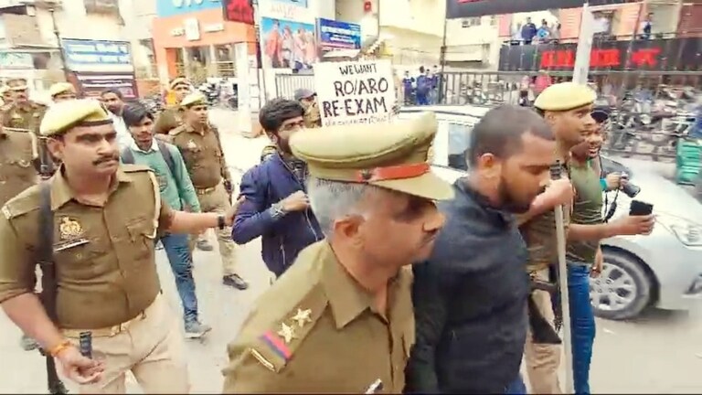 RO-ARO परीक्षा में पेपर लीक के खिलाफ प्रदर्शन कर रहे स्टूडेंट्स को प्रयागराज पुलिस ने दौड़ाया RO-ARO Exam