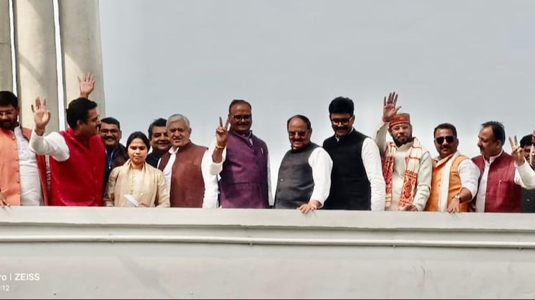 अब तो सब हुआ खुलेआम! अखिलेश के भरोसेमंद रहे ये सारे विधायक BJP संग बनाते दिखे विक्ट्री साइन UP Tak