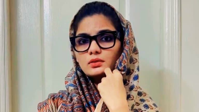 प्रयागराज में नेहा राठौर पहुंचीं RO/ARO 'पेपर लीक' प्रदर्शनकारियों के बीच, कह दी बड़ी बात UP Tak