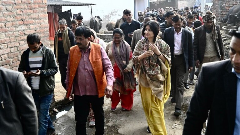 पति अखिलेश यादव को CBI का समन मिलने के बाद डिंपल ने संभाला मोर्चा, मैनपुरी में कही ये बात UP Tak