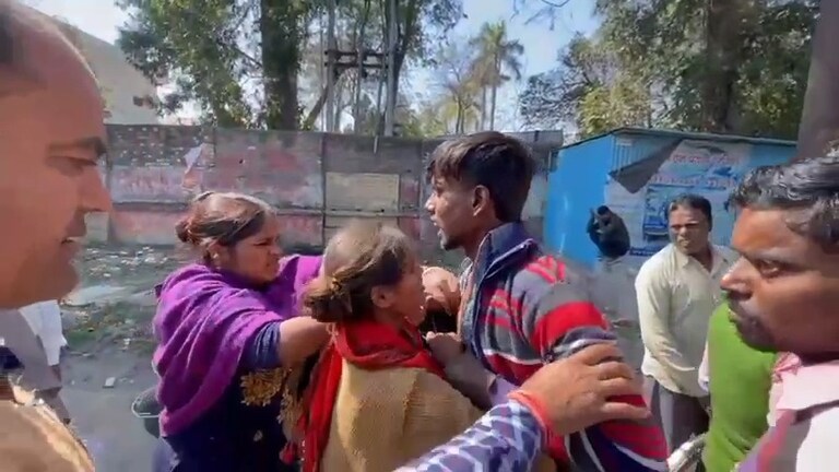 बरेली में प्रेमिका की मां ने कर दी प्रेमी की चप्पल से पिटाई, आखिर दोनों ऐसा क्या कर रहे थे? UP Tak