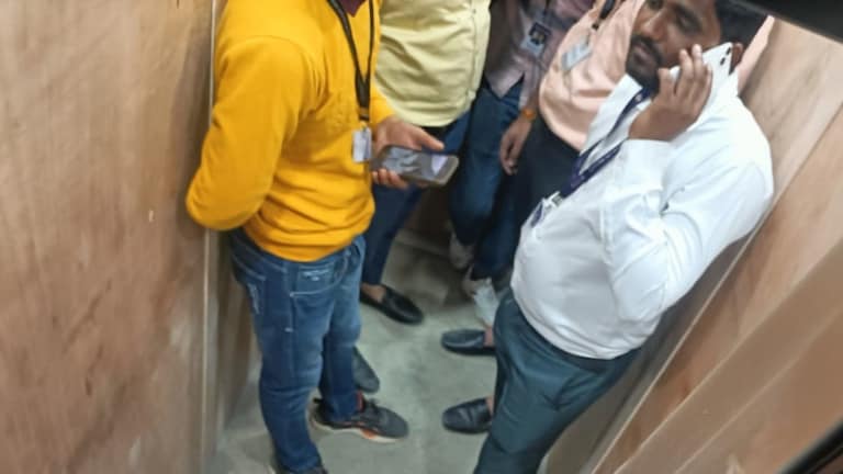 ग्रेटर नोएडा के नेबूला बिजनेस सेंटर फंसी लिफ्ट, एक घंटे तक फंसे रहे 5 लोग, फिर आगे ये हुआ UP Tak
