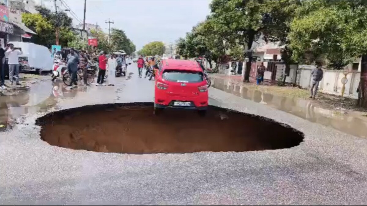 लखनऊ की सड़क पर इतना बड़ा गड्ढा कि उसी में लटक गई कार फिर दिखा आफत वाला नजारा Lucknow